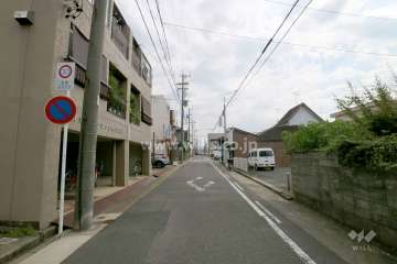敷地西側の前面道路