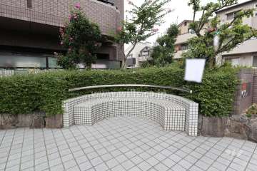エントランスにあるベンチ