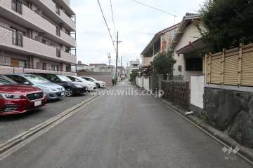 敷地南側の前面道路（西側から）