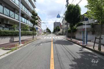 敷地南側の前面道路（西側から）