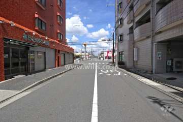 敷地東側の前面道路（南側から）