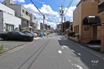 敷地北側の前面道路（西側から）