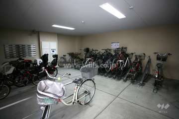 屋内に設けられた駐輪場