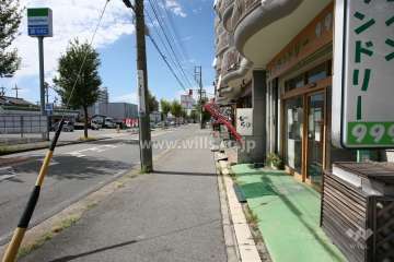 敷地南側の前面道路（東側から）