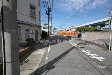 敷地東側の前面道路（南側から）