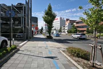 敷地北東側は国道1号に面しています。