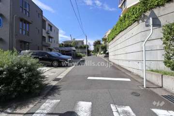 敷地南東側の前面道路（北東側から）
