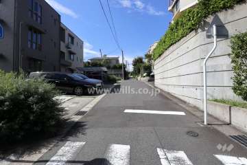 敷地南東側の前面道路（北東側から）