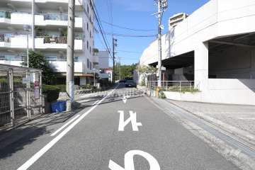 敷地東側の前面道路（南側から）