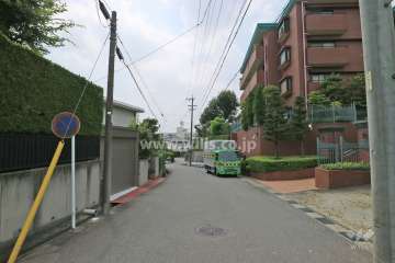 敷地東側の前面道路（北側から）