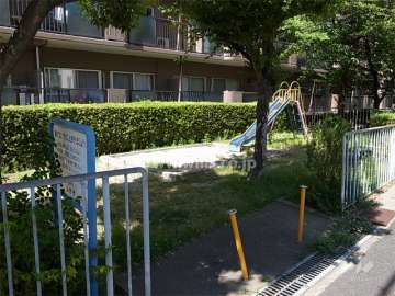 敷地南側に隣接して小さな公園『トラちゃん遊園』があります。