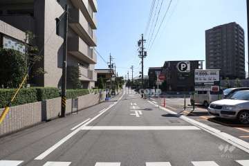 敷地西側の前面道路