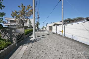敷地北側の前面道路(南東側から)