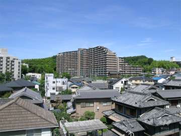 敷地東側は一戸建てが中心に立ち並ぶ住宅地です。