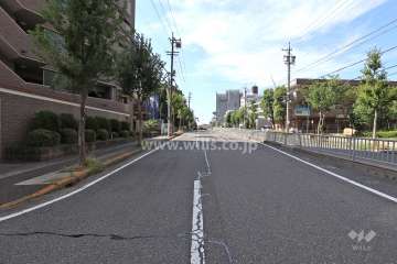 敷地北西側の前面道路（北東側から）