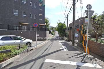 敷地北東側の前面道路（北西側から）