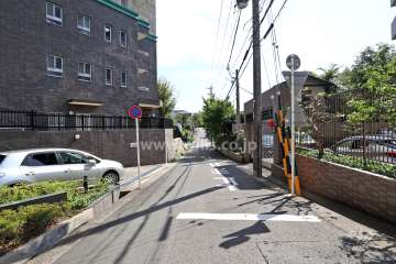 敷地南西側の前面道路（北西側から）