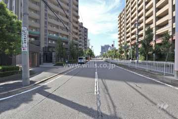 敷地北西側の前面道路（北東側から）