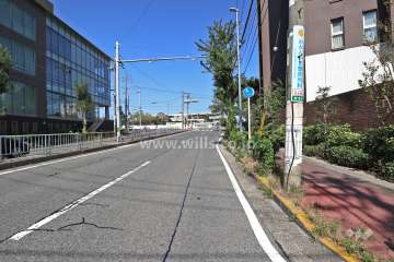 敷地北西側の前面道路（南西側から）