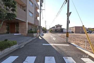 敷地南西側の前面道路（北西側から）