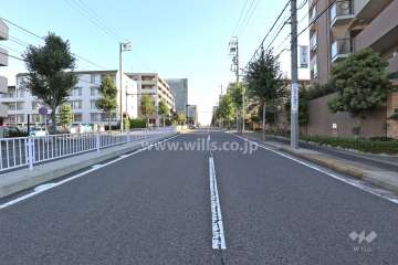 敷地北西側の前面道路（南西側から）
