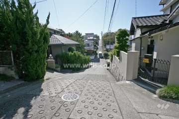 敷地西側の前面道路(北側から)