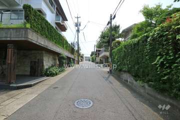 敷地西側の前面道路（南側から）
