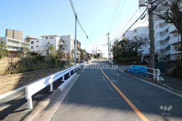 敷地の北側前面道路（西側から）