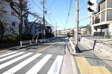 敷地の北側前面道路（東側から）