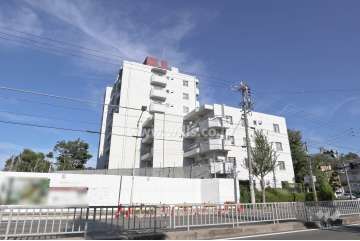 イートピア清水ヶ岡マンションの外観（南東側から）