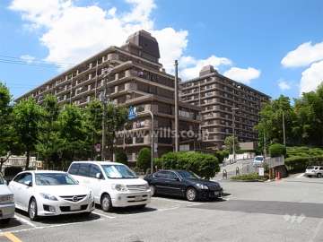 周辺は緑豊かな高台の住宅地です。