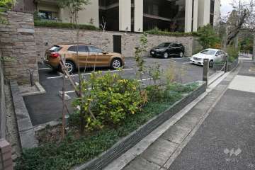 敷地内駐車場(屋外平面式、ロボットゲート付き)