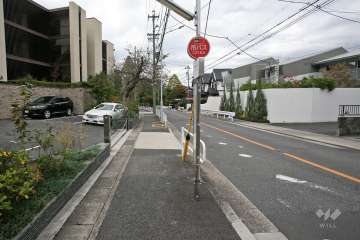敷地北側の前面道路（東側から）