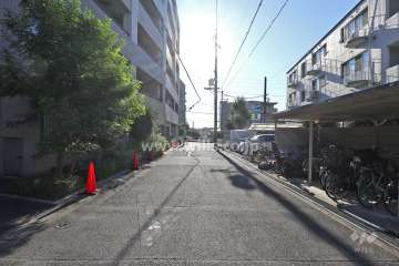 敷地南西側の前面道路（北西側から）
