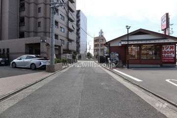 敷地西側の前面道路（北側から）