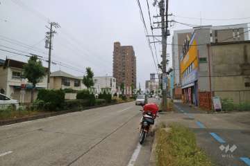 敷地北側の前面道路（西側から）