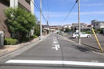 敷地東側の前面道路（南側から）