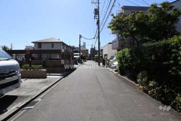 敷地北側の前面道路（東側から）