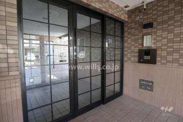 エントランスはオートロック付きです。