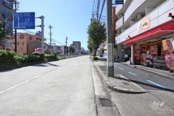 敷地南側の前面道路（東側から）