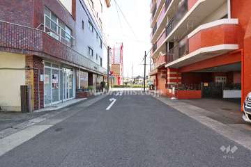 敷地東側の前面道路（北側から）