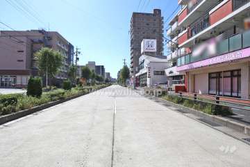 敷地南側の前面道路（東側から）