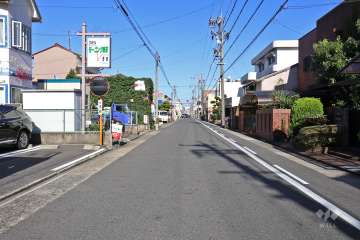 敷地南側の前面道路（西側から）