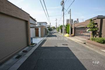 敷地南側の前面道路（東側から）