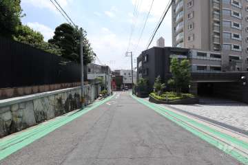 敷地東側の前面道路（北側から）