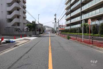 敷地南側の前面道路（東側から）