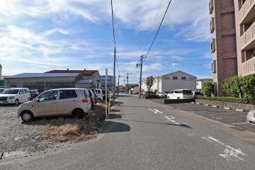 敷地東側の前面道路（北側から）