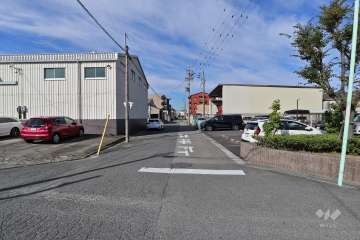 敷地南側の前面道路（東側から）