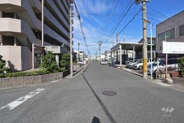 敷地北東側の前面道路（南東側から）
