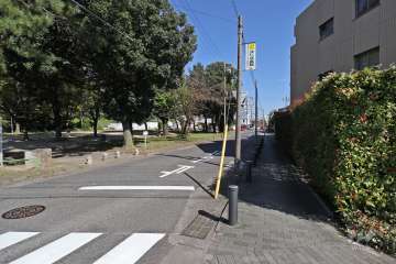 敷地北西側の前面道路（南西側から）